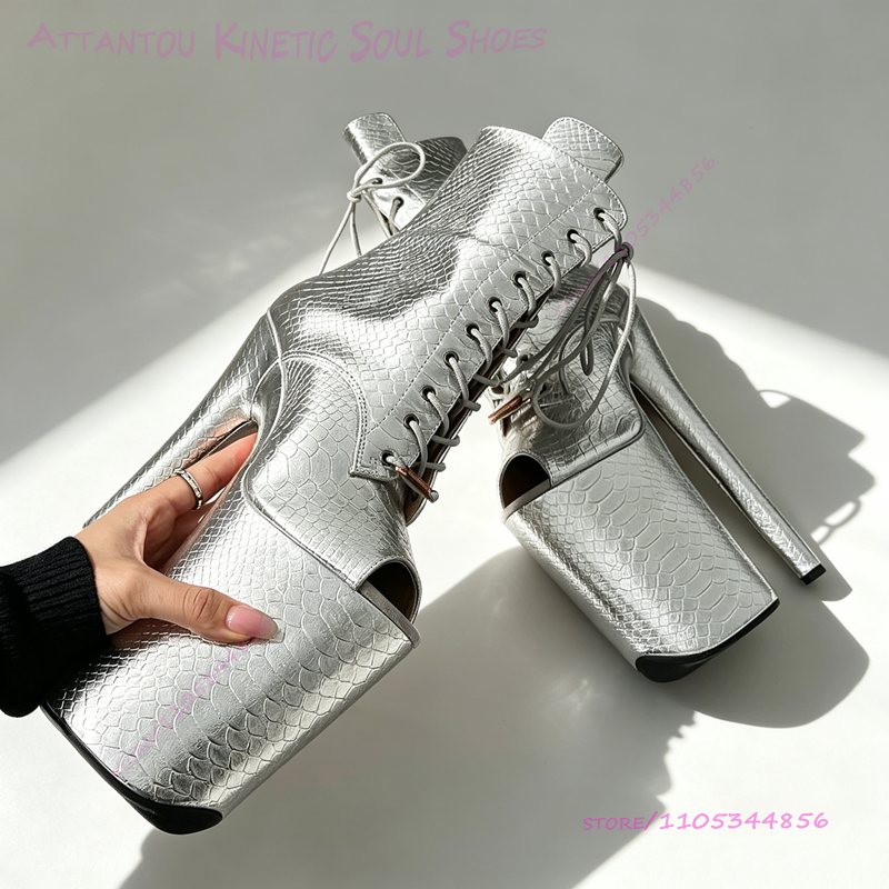 Shiny Silver Croc Embossed Boo - Women'S Shoes Crocs recension och pris